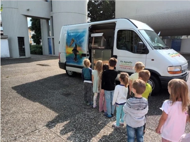 Mobiler Eiswagen EisFavorite im Einsatz auf einem Event