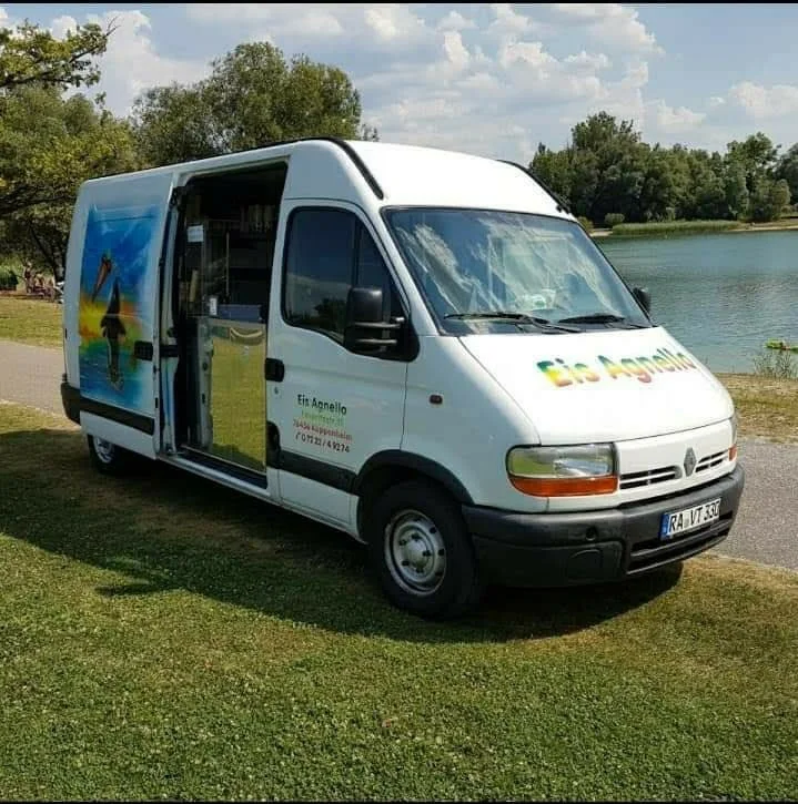 Unser charmanter weißer Eiswagen für Events