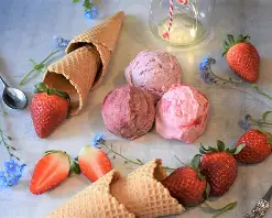 Erdbeereis mit frischen Früchten