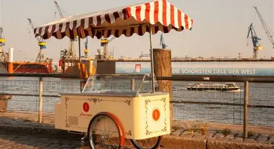 Traditioneller Eiswagen vor malerischer Kulisse